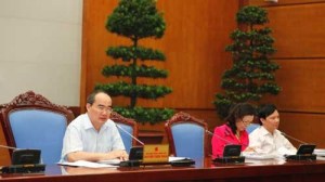 Deputy Prime Minister (and former Education Minister)  Nguyen Thien Nhan (left) at a August 17th meeting to discuss this issue.  (Photo: chinhphu.vn) 