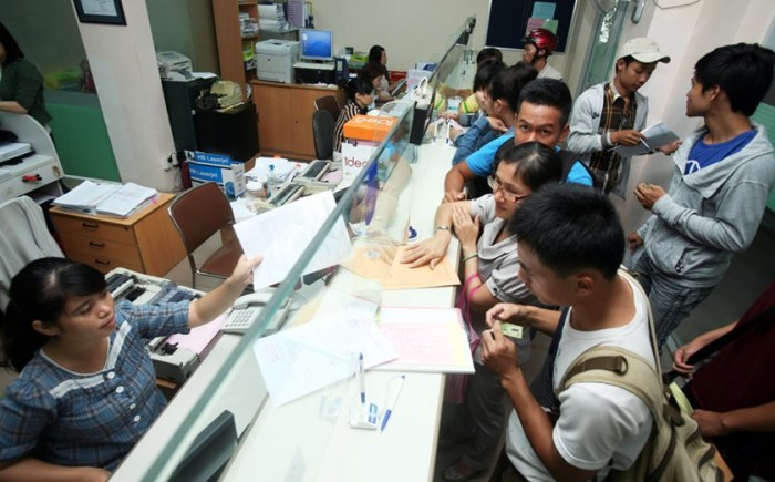  Students pay tuition at HCMC University of Industry. Photo: Dao Ngoc Thach (Courtesy of Thanh Nien News)
