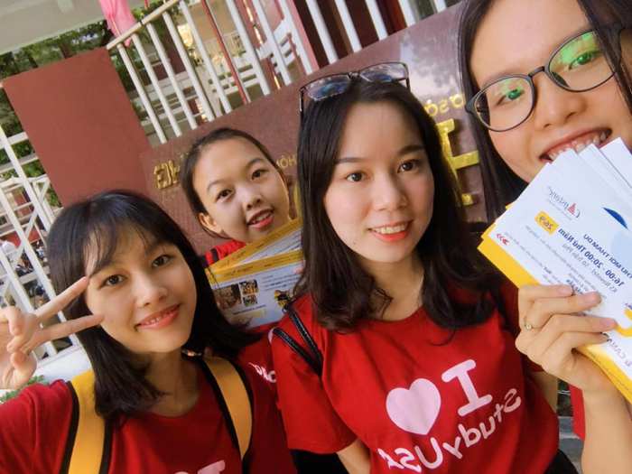 capstone student volunteers